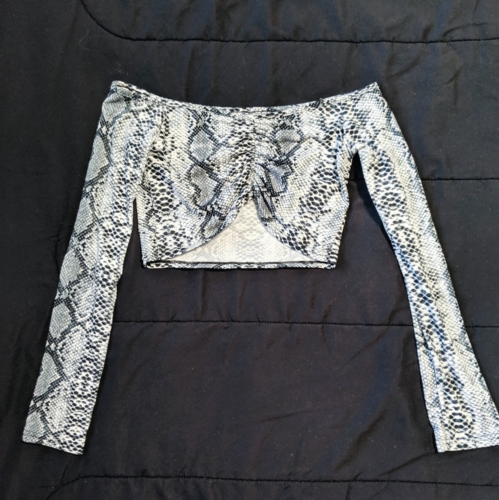 SNAKE PRINT CROPPED TOP